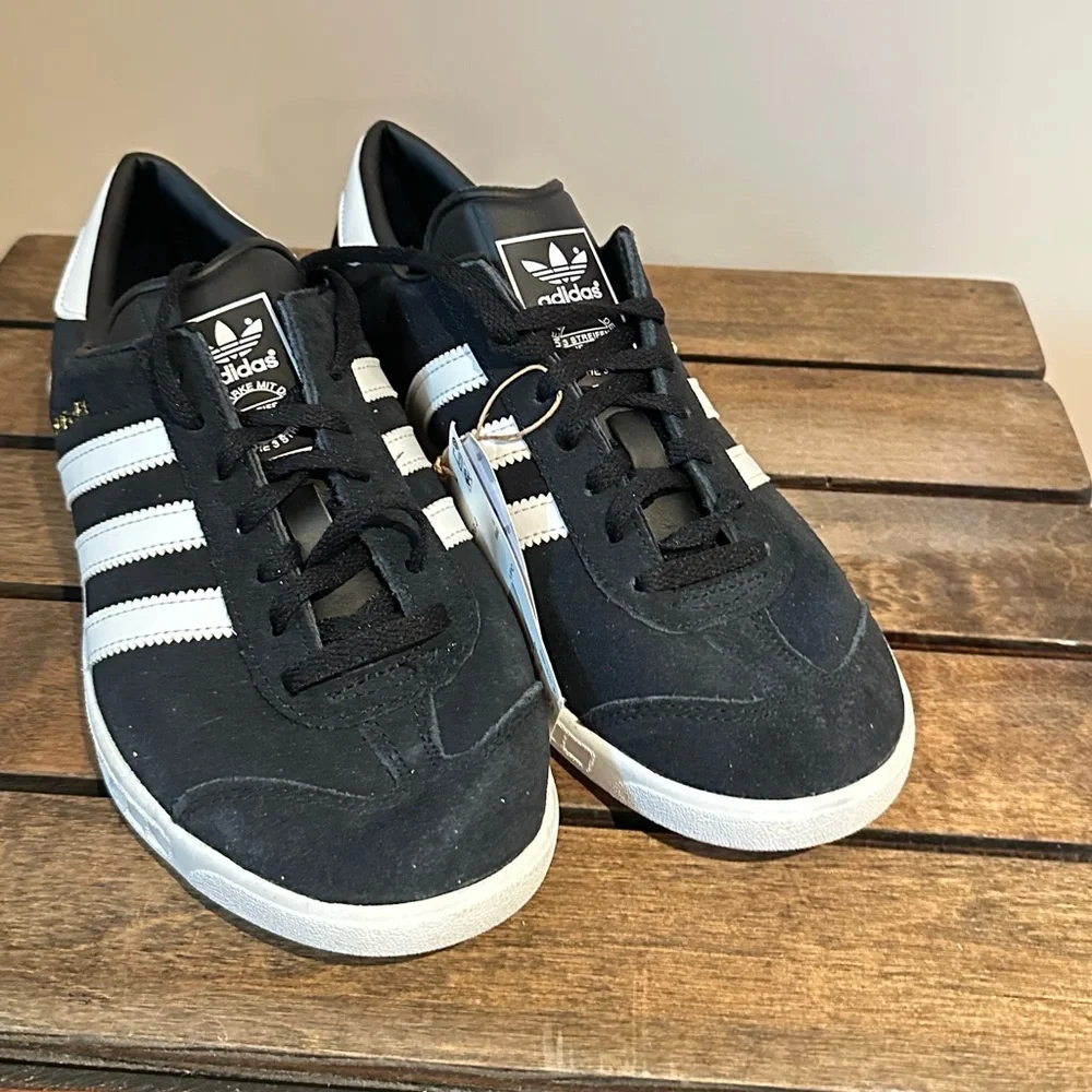 ADIDAS Hamburg Unisex Women's size 8 1/2 & Men's size 6 1/2 Black & White NEW🖤🤍👟